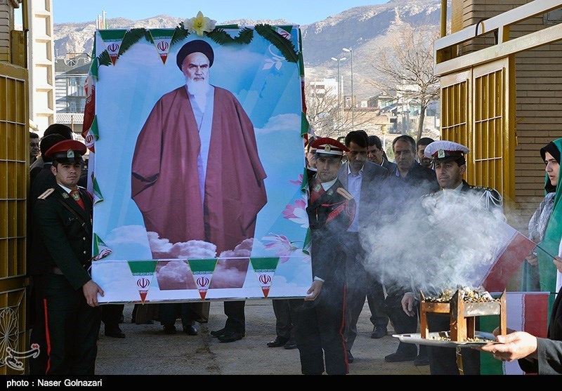 رژه یگان های موتوری و نواختن زنگ انقلاب در ایلام