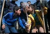 کاشت درخت توسط علی ربیعی وزیر کار
