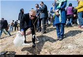مسعود رایگان در مراسم درختکاری با حضور هنرمندان و کودکان کار