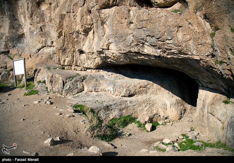 غار شکارچیان غار کوچکی است که در نزدیکی کتیبه مشهور داریوش در بیستون قرار دارد.یافته‌ها این غار  بین 70 تا 40 هزار سال قدمت دارند.