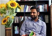 عرفان‌پور: به ابتذال محتوایی دچار شدیم/انتشار شعر با اغلاط فاحش املایی