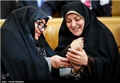 بهجت قاسمی همسر شهید مجید شهریاری و زهرا رادا همسر علی‌اکبر صالحی رئیس سازمان انرژی اتمی در دهمین سالگرد روز ملی فناوری هسته‌ای