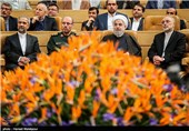 علی‌اکبر صالحی رئیس سازمان انرژی اتمی، حجت‌الاسلام حسن روحانی رئیس جمهور، سردار حسین دهقان وزیر دفاع و محمد نهاوندیان رئیس دفتر رئیس جمهور در دهمین سالگرد روز ملی فناوری هسته‌ای