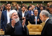 علی‌اکبر صالحی رئیس سازمان انرژی اتمی و حجت‌الاسلام حسن روحانی رئیس جمهور در دهمین سالگرد روز ملی فناوری هسته‌ای