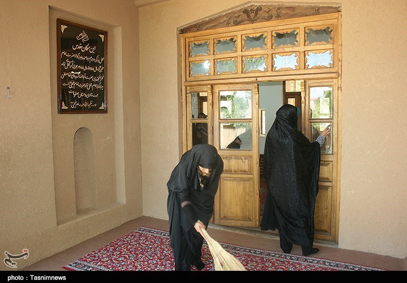 غبارروبی و عطر افشانی بیت حضرت امام خمینی(ره)