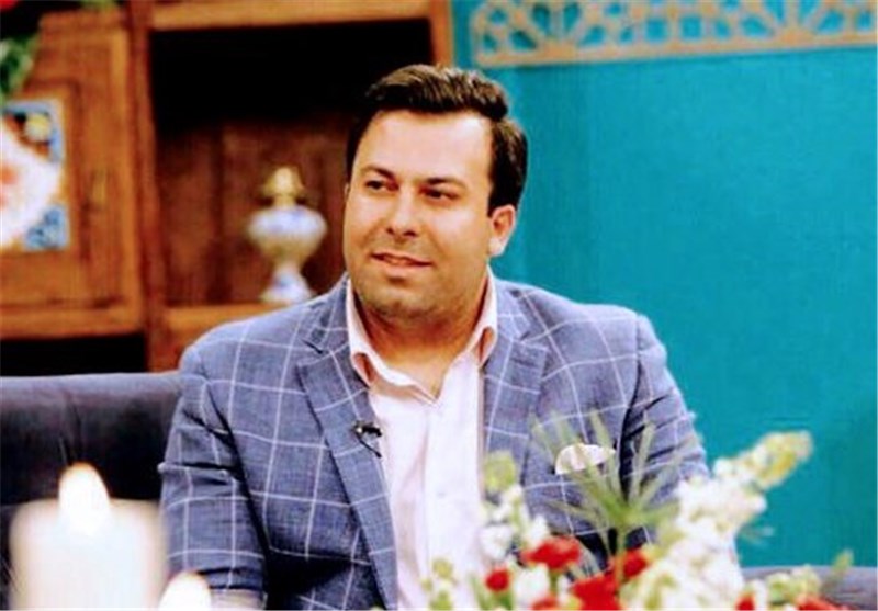 اهدای پرچم مسجد جمکران به رئیس رسانه ملی