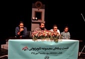 «در محاصره» بر خلاف «ایستاده در غبار» ساختاری داستانی دارد