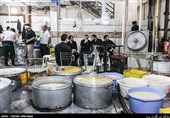 طبخ غذای نذری درحسینیه  بیت الرقیه تهران-شب تاسوعای حسینی
