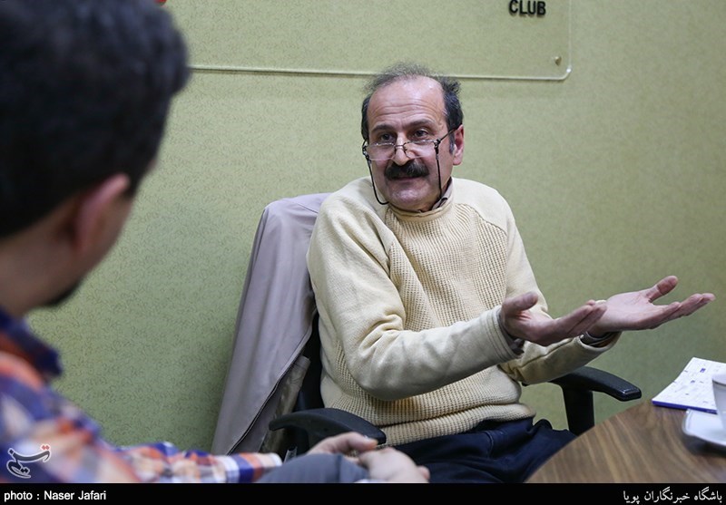 مصطفی علیپور شاعر و منتقد در  نشست نقدکتاب چه تنهاست ماه