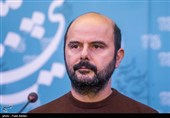 علی مصفا بازیگر فیلم تابستان داغ در نشست خبری - سی و پنجمین جشنواره فیلم فجر