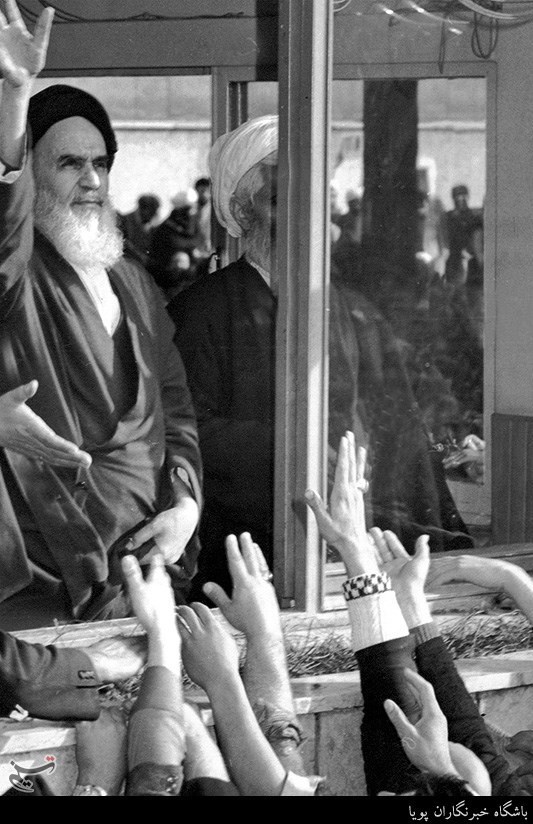 دیدار مردم با امام خمینی(ره) در مدرسه علوی