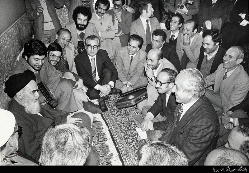 دیدارجمعی از وکلای دادگستری با امام خمینی در مدرسه علوی
