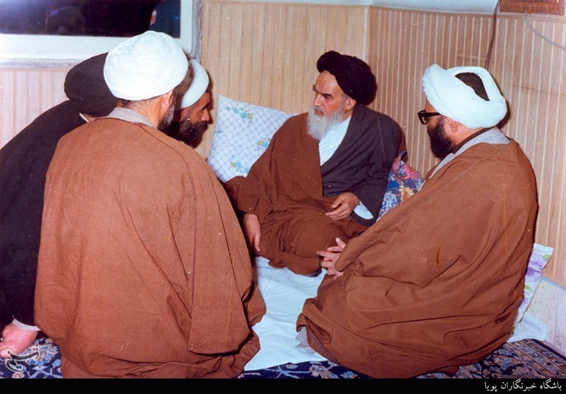امام خمینی درگفت وگوبا آیت الله جلالی خمینی وجمعی از روحانیون شرق تهران