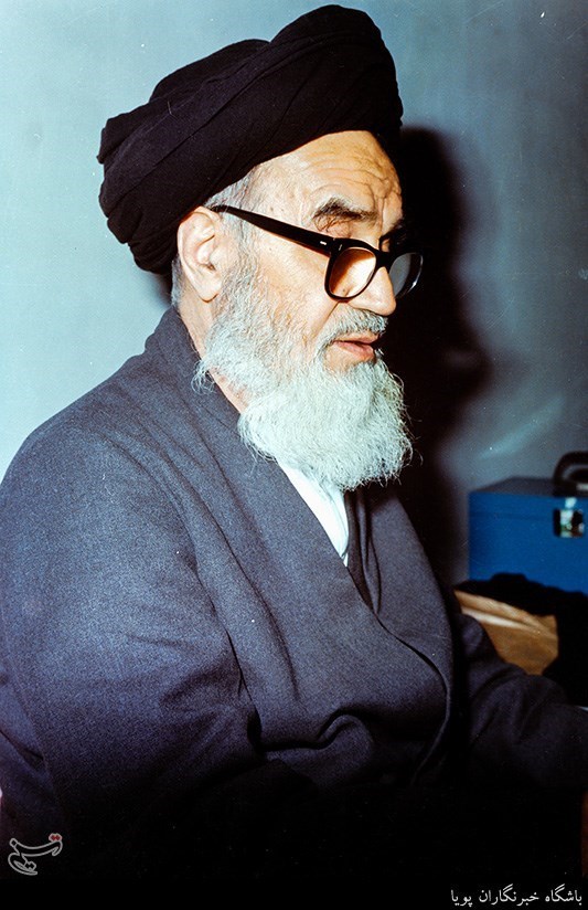 امام خمینی درحال مطالعه دریکی ازشبانگاهان اقامت در مدرسه علوی