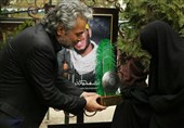 تصاویر مرحوم حسن جوهرچی بر سر مزار شهدای مدافع حرم