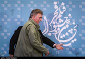ورود همایون اسعدیان کارگردان به نشست خبری فیلم یک روز بخصوص - سی و پنجمین جشنواره فیلم فجر