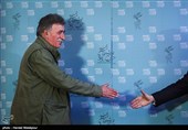 ورود همایون اسعدیان کارگردان به نشست خبری فیلم یک روز بخصوص - سی و پنجمین جشنواره فیلم فجر