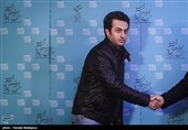 ورود مصطفی زمانی بازیگر به نشست خبری فیلم یک روز بخصوص - سی و پنجمین جشنواره فیلم فجر