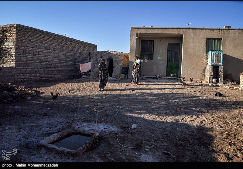 ساکنین روستای آزادی در حاشیه تالاب خشکیده هامون