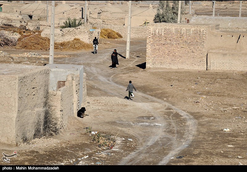 ساکنین روستای آزادی در حاشیه تالاب خشکیده هامون