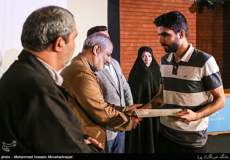 	  تجلیل از خانواده شهید آتشنشان کوهی