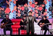 اجرای موسیقی توسط علی زند وکیلی در مراسم اختتامیه سی و پنجمین جشنواره جهانی فیلم فجر