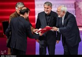 اهدای جایزه محمد امین (ص) به مظفر حسین‌خانی کارگردان فیلم «بابایی»‌ توسط محمدجواد ظریف وزیر امور خارجه
