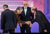 محمدمهدی حیدریان رئیس سازمان سینمایی، محمدجواد ظریف وزیر امور خارجه و رضا کیانیان در مراسم اختتامیه سی و پنجمین جشنواره جهانی فیلم فجر