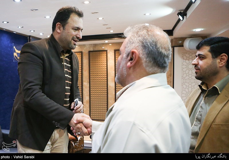 کرسی تلاوت تسنیم