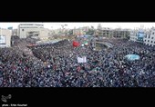 استقبال گسترده مردم مشهد از رئیسی/ خودرو حامل رئیسی میان "سیل جمعیت" مانده است