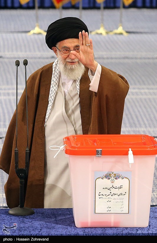 حضور رهبر معظم انقلاب در پای صندوق رای
