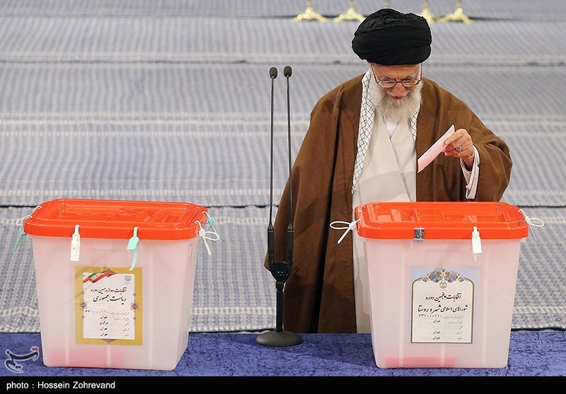 حضور رهبر معظم انقلاب در پای صندوق رای