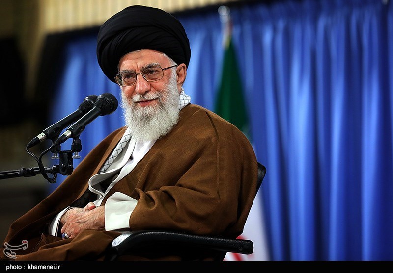 حاتمی‌کیا: احساس میکنم بعد از جنگ هنوز دست شهید پای من را رها نکرده/ بانوی رزمنده ای که خاک جبهه نمک گیرش کرد + تصاویر