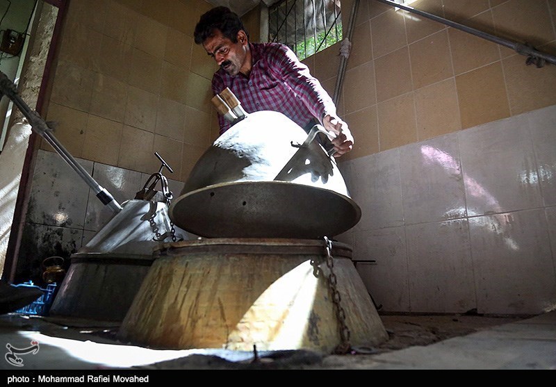 ایران کے شہر کاشان میں گلاب چننے کا موسم