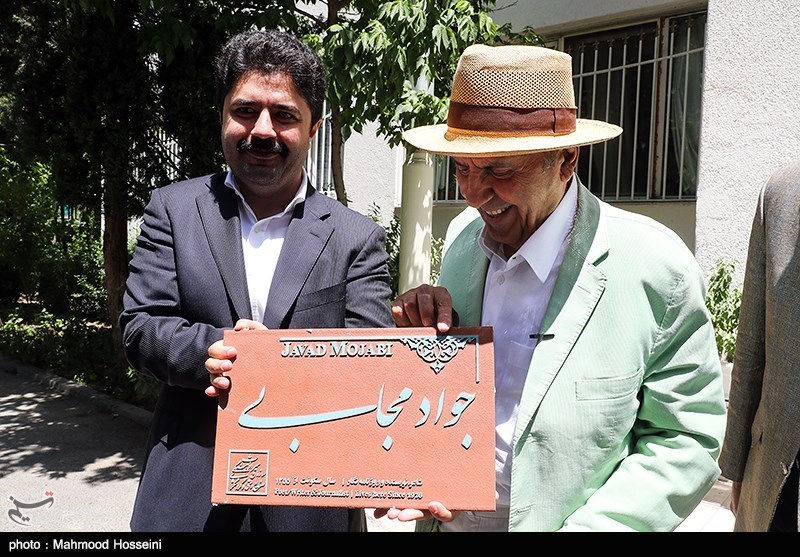 نصب کاشی ماندگار بر سردر خانه جواد مجابی شاعر، نویسنده و روزنامه نگار پیشکسوت