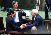 عکس یادگاری مهمانان با محمدجواد ظریف در حاشیه مراسم تحلیف دوازدهمین دوره ریاست جمهوری