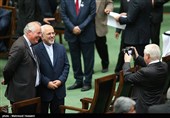 عکس یادگاری مهمانان با محمدجواد ظریف در حاشیه مراسم تحلیف دوازدهمین دوره ریاست جمهوری