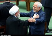 محمدجواد ظریف و شیخ نعیم قاسم نایب رئیس حزب‌الله لبنان در حاشیه مراسم تحلیف دوازدهمین دوره ریاست جمهوری