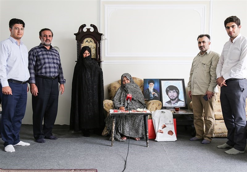 دیدار خبرنگاران تسنیم ارومیه با مادر خبرنگار شهید 
