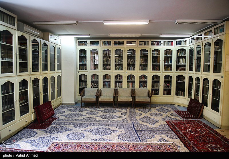 نصب کاشی ماندگار بر سر در منزل خانه علامه جعفری