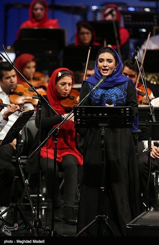 داستان گویی لیندا کیانی بازیگر سینما و تلویزیون در  اجرای ارکستر سمفونیک تهران به رهبری شهرداد روحانی