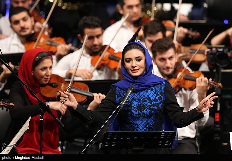 داستان گویی لیندا کیانی بازیگر سینما و تلویزیون در  اجرای ارکستر سمفونیک تهران به رهبری شهرداد روحانی