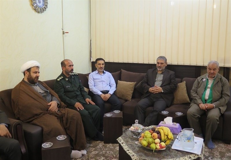 دیدار فرمانده سپاه خوزستان با خانواده شهید مدافع حرم سید مهدی موسوی