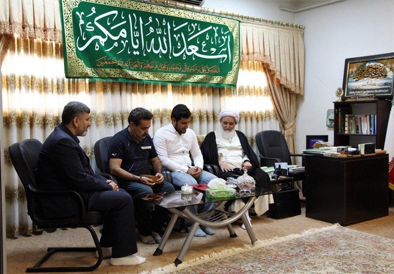 تقدیم مدال طلا