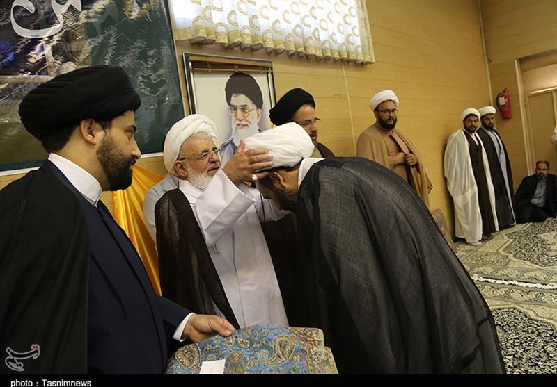 عمامه گذاری طلاب حوزه علمیه یزد توسط آیت الله ناصری یزدی در روز عید غدیر