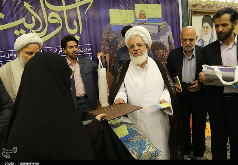 رونمایی از کتاب آیات ولایت با حضور آیت الله ناصری یزدی و خادمان آستان مقدس امام علی(ع)