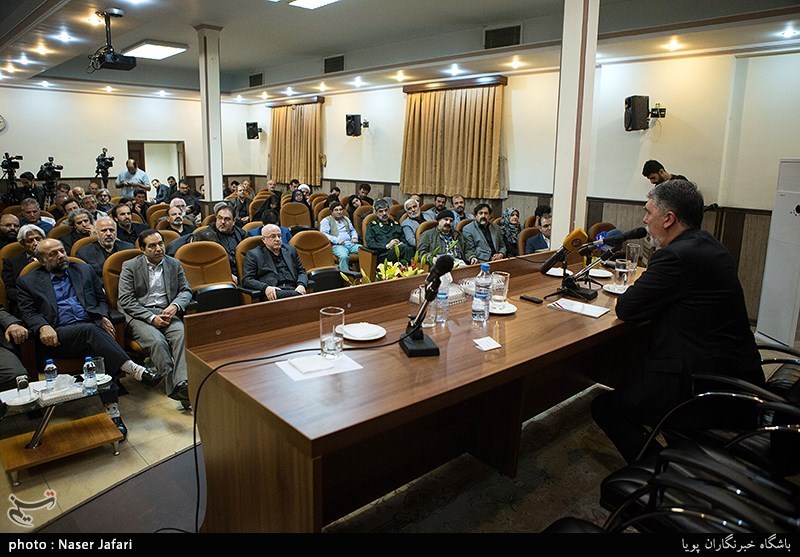 نشست هم اندیشی اصحاب فرهنگ، هنر و رسانه عرصه دفاع مقدس با وزیر ارشاد