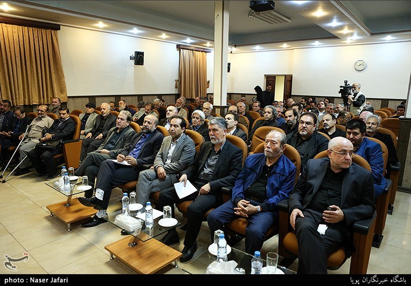 نشست هم اندیشی اصحاب فرهنگ، هنر و رسانه عرصه دفاع مقدس با وزیر ارشاد