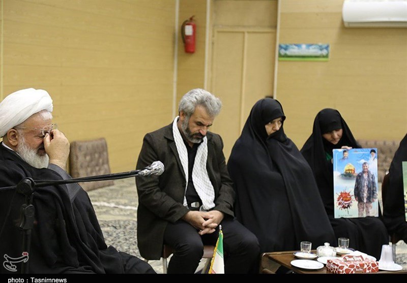 دیدار خانواده شهید حججی با آیت الله ناصری یزدی
