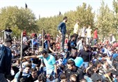 ادامه ازدحام در پشت درهای بسته آزادی/ ورود عجیب هواداران به ورزشگاه + فیلم